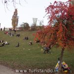 O MauerPark com o muro ao fundo