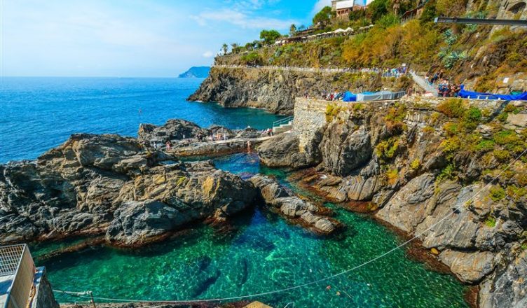 As trilhas em Cinque Terre, litoral Ligure italiano